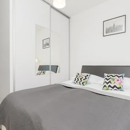 Subtle Colors In With Furnished Balcony By Renters Appartamento Varsavia