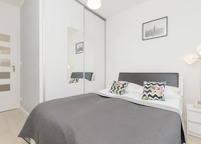 Subtle Colors In With Furnished Balcony By Renters Apartamento Varsóvia